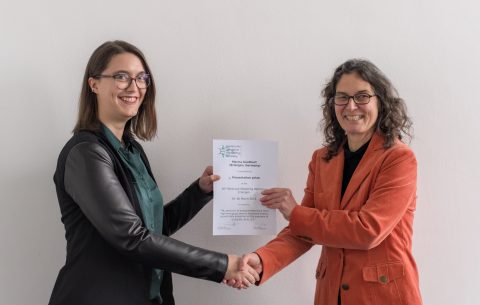 Günthert, Marina (l) receives Lecture award from Prof. Petra Imhof (CCC Erlangen)